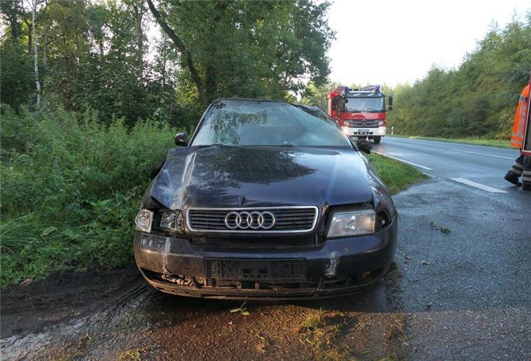 Zu schnell, zu nass: Audi-Fahrer überschlägt sich bei Lamstedt auf der B495 Der Audi ist nach dem Unfall stark beschädigt.