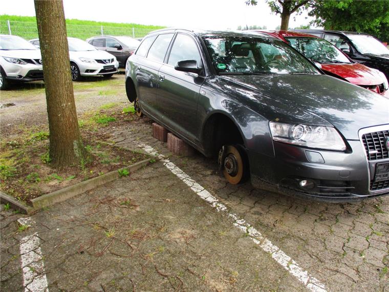 Der Audi ist noch da, die Reifen sind verschwunden. Unbekannte Täter haben in der Nacht zu Donnerstag die Reifen von zwei Autos eines Autohauses an der Stresemannstraße in Lehe geklaut.