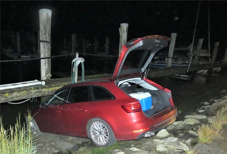 Kontrolle verloren in Dorum: Audifahrer rutscht unter Steg Der Audi landete in Dorum-Neufeld unter einem Steg.