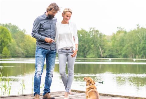 Der Auesee zwischen Speckenbütteler Park und Hafenrand ist A und O für Silvia und Clemens Dörr - nicht nur wegen Hundedame „Pippa“.