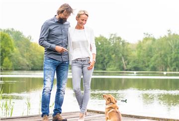 Der Auesee zwischen Speckenbütteler Park und Hafenrand ist A und O für Silvia und Clemens Dörr - nicht nur wegen Hundedame „Pippa“.