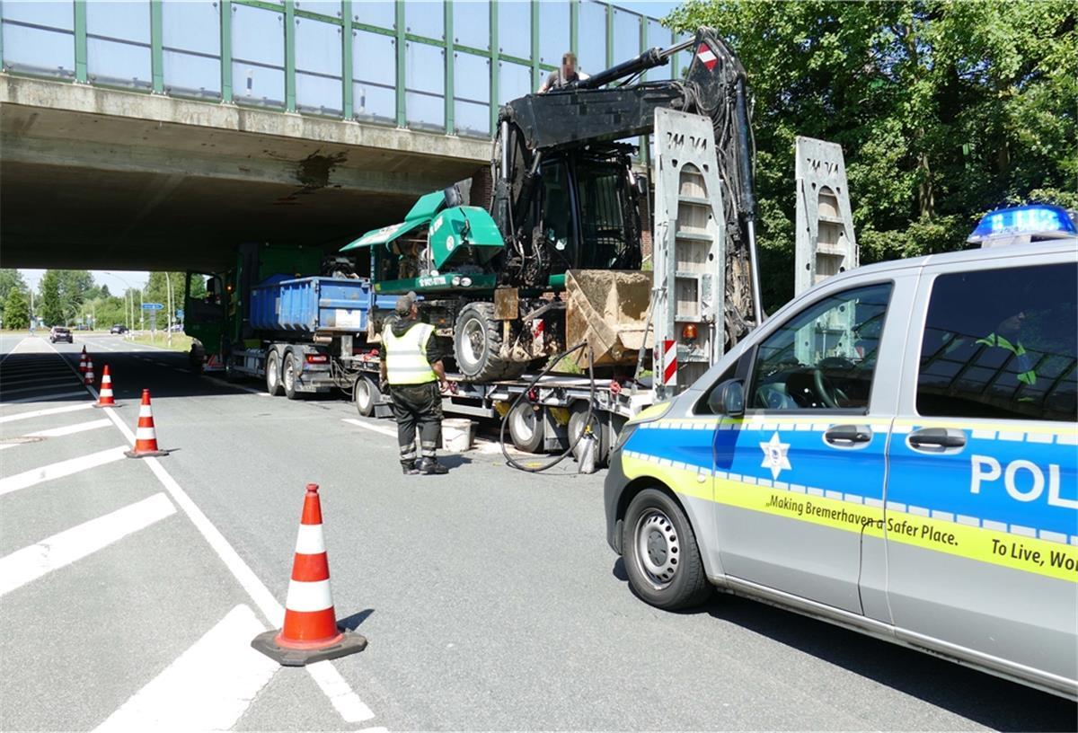 Der auf dem Anhänger geladene Bagger bliebt an der Autobahnbrücke hängen und verursachte einen erheblichen Sachschaden.