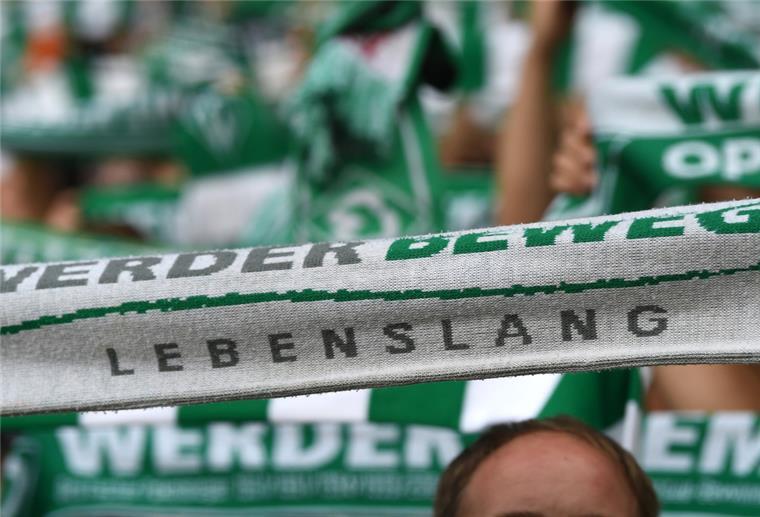 Werder-Fans halten ihre Schals hoch.