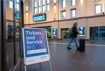 Der Aufsteller „Tickets und Service“ weist den Weg zum neuen Fahrkartenverkauf im Buchladen - doch reicht das Schild aus, damit auch alle es finden? 