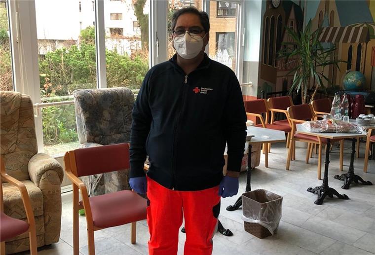 Iranischer Arzt hilft Impfteam im Cuxland Der aus dem Iran geflohene Arzt Ali Safaie impft ehrenamtlich für das Deutsche Rote Kreuz und möchte so seinem Aufnahmeland Deutschland etwas zurückgeben.