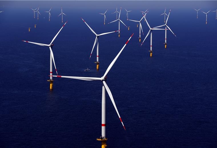 Der Ausbau der erneuerbaren Energie im Norden dürfe nicht an den Bau der Stromtrassen Richtung Süden gekoppelt werden, warnt Bremens Regierungschef Andreas Bovenschulte (SPD).