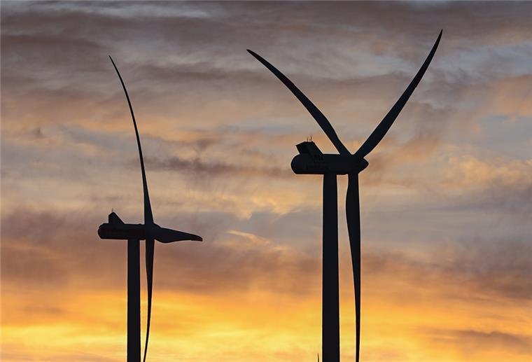 Windpark in der Sonne.