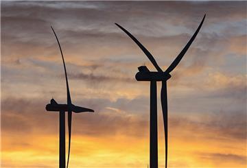 Windpark in der Sonne.