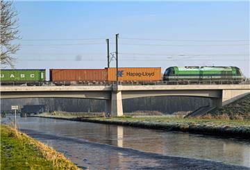 Ein Zug fährt auf den Gleisen der Bahnverlegung Sande