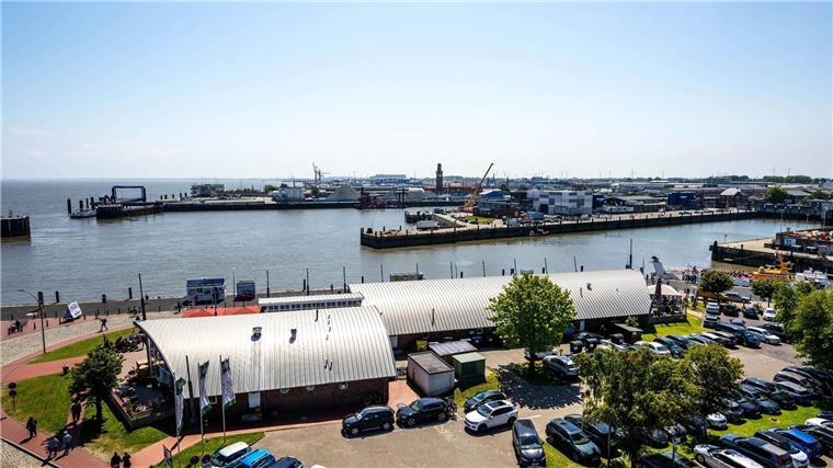 Firma will in Cuxhaven Windrad-Fundamente produzieren Der Ausblick über den Hafen Cuxhavens von der Aussichtsplattform vom „Hamburger Leuchtturm“.