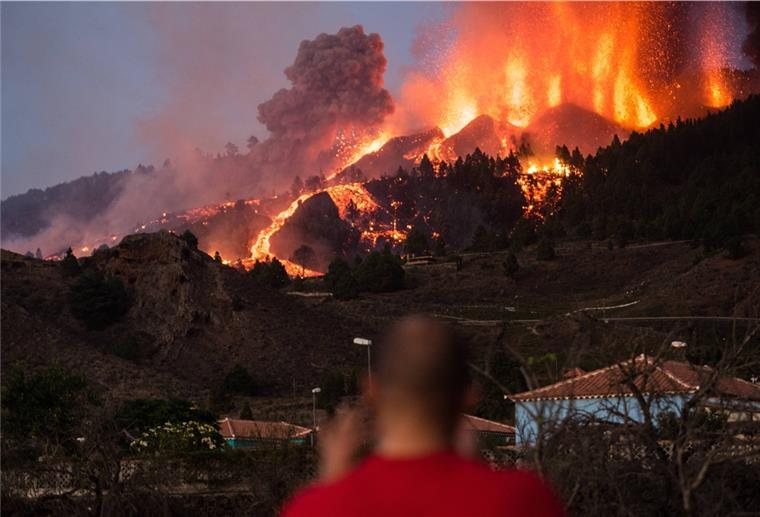 Vulkanausbruch schlägt Tausende Menschen in die Flucht Lava läuft aus dem Vulkan Cumbre Vieja auf der kanarischen Insel La Palma.