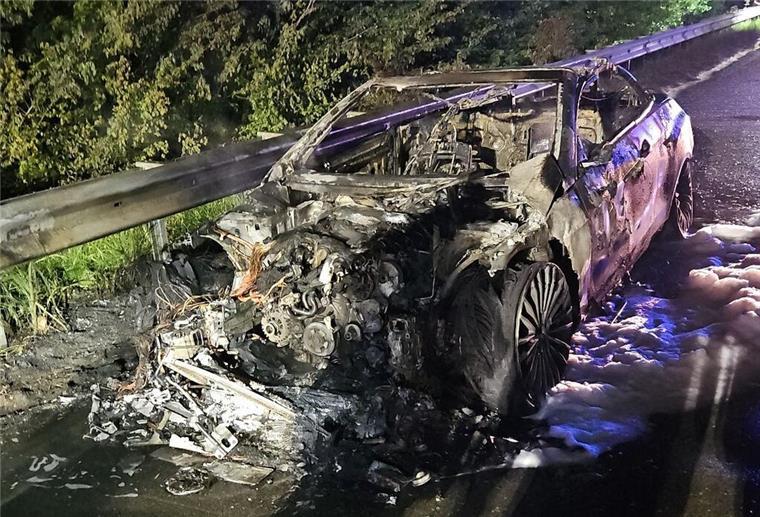 Der ausgebrannte Mercedes auf dem Seitenstreifen der Autobahn A27.