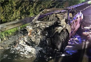 Der ausgebrannte Mercedes auf dem Seitenstreifen der Autobahn A27.