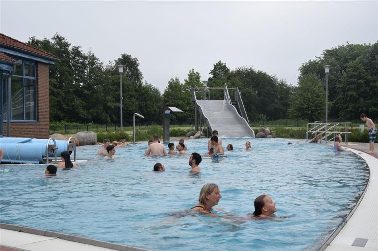 So viel ist im Nordenhamer Freibad los Der Außenbereich des Freizeitbades Störtebeker ist vor allem bei Kindern und Jugendlichen beliebt.
