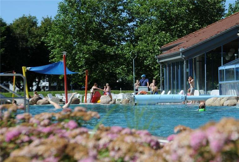 Heiße Temperaturen: Stadt Nordenham verlängert die Freibadsaison Außenbereich eines Schwimmbads