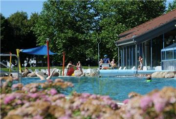 Außenbereich eines Schwimmbads