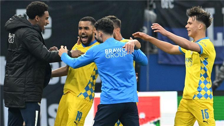 2:4 gegen Braunschweig: HSV stolpert im Aufstiegsrennen Der Außenseiter aus Braunschweig durfte beim Favoriten HSV vor der Pause gleich zweimal jubeln.