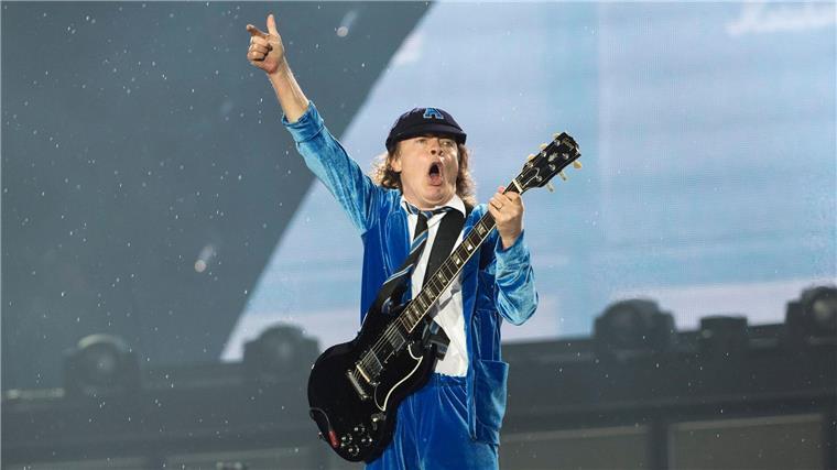 Der australische Gitarrist Angus Young von AC/DC ist auf der Bühne in Aktion.