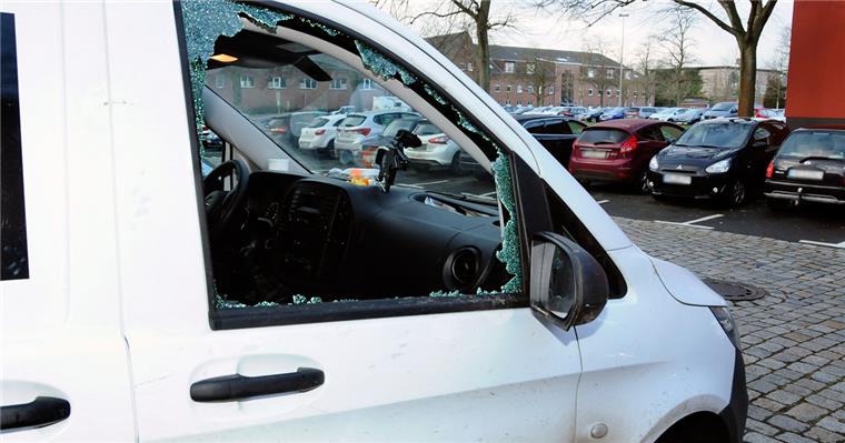 Lehe: Polizei schnappt Autoknacker in der Lessingstraße Der Autoaufbrecher hinterließ in Lehe ein zerbrochenes Beifahrerfenster.