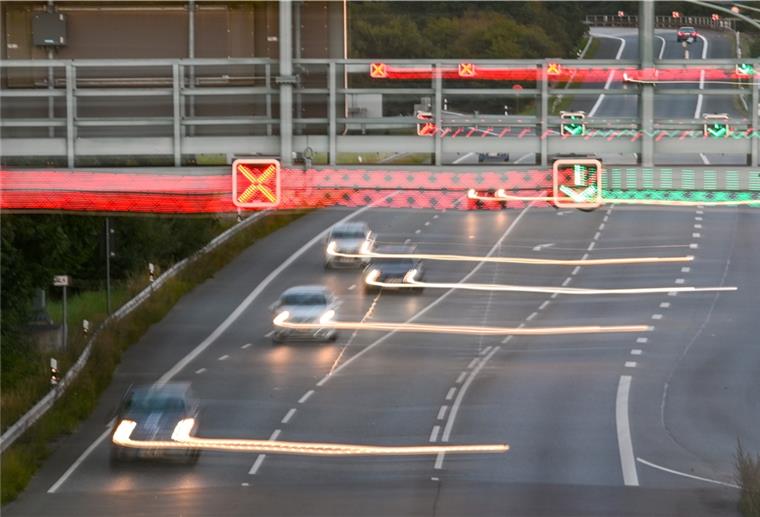 Bremerhaven: Leitsystem auf der Grimsbystraße funktioniert wieder Autos mit Licht auf Straße, rote und grüne Lichter, Ampelanlage
