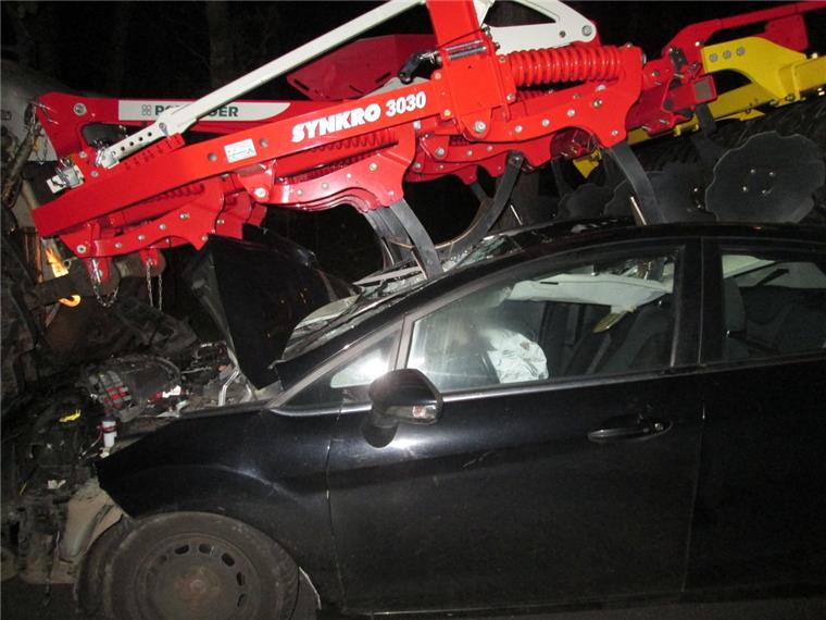 Scheeßel: 19-Jähriger kracht mit voller Wucht auf Traktor Der Autofahrer hatte bei diesem Unfall in Scheeßel mehr als nur einen Schutzengel.