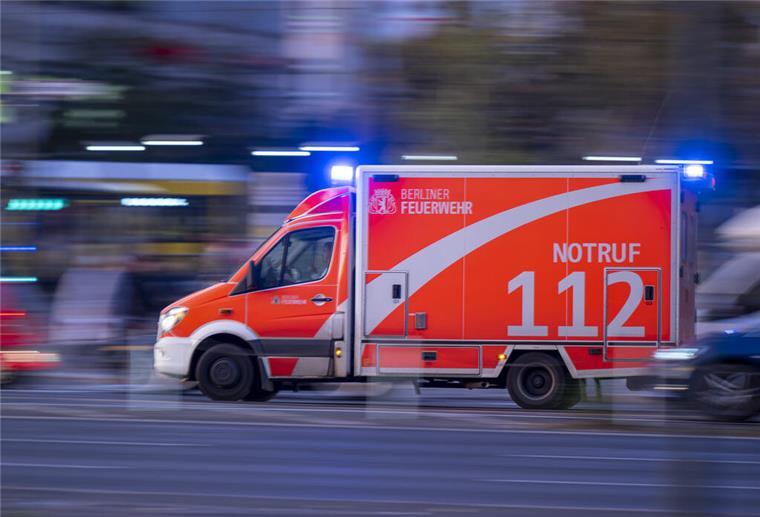 Elfjähriges Mädchen von Auto erfasst und schwer verletzt ARCHIV - Eine Umfrage zeigt: Jeder Fünfte weiß nicht, dass man im Notfall die Nummer 112 anrufen sollte. (zu dpa: «Jeder Fünfte kennt Nummer für den Notruf nicht») Foto: Monika Skolimowska/dpa/dpa-tmn - Honorarfrei nur für Bezieher des dpa-Themendienstes +++ dpa-Themendienst +++