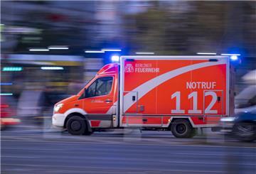 ARCHIV - Eine Umfrage zeigt: Jeder Fünfte weiß nicht, dass man im Notfall die Nummer 112 anrufen sollte. (zu dpa: «Jeder Fünfte kennt Nummer für den Notruf nicht») Foto: Monika Skolimowska/dpa/dpa-tmn - Honorarfrei nur für Bezieher des dpa-Themendienstes +++ dpa-Themendienst +++