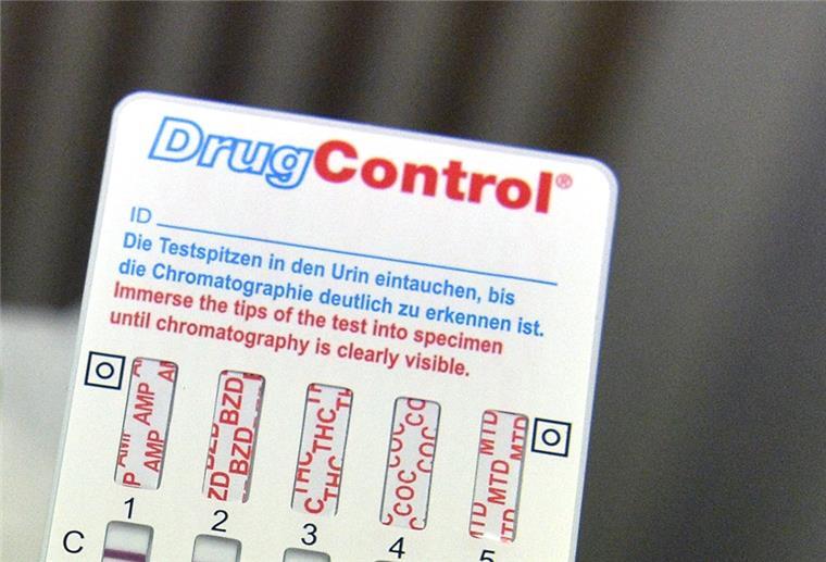 Berauscht, ohne Führerschein und mit abgelaufenem Ausweis Der Autofahrer hatte Kokain, Opiate und Cannabis konsumiert.