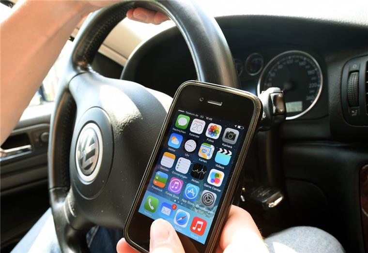 Geestemünde: Mit dem Handy am Steuer aufgefahren Der Autofahrer schaute während der Fahrt auf sein Handy.