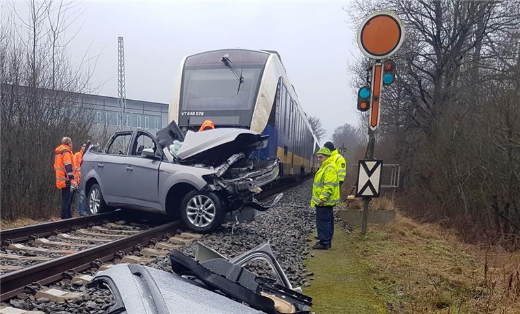 Autofahrer stirbt bei Zusammenprall mit dem Zug Der Autofahrer wurde von dem Zug rund 300 Meter mitgeschleift. Er kam bei dem Unfall ums Leben.