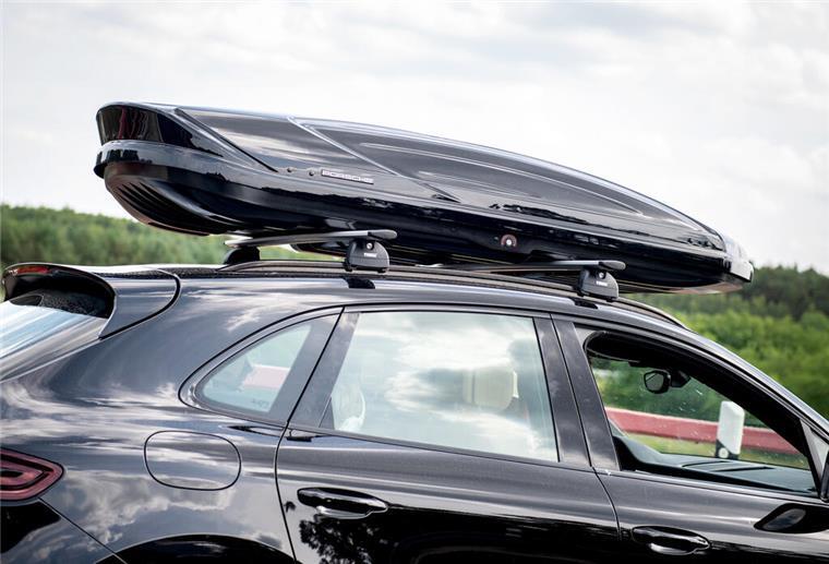 Ein Auto mit einer Dachbox.