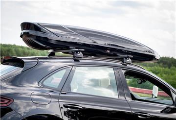Ein Auto mit einer Dachbox.