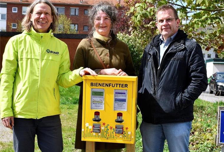 Das mitgesandte Foto zeigt v.l.n.r. Bernd Quellmalz (BUND), Susanne Koch-Saltik (Bioladen) und Florian Palme mit dem Blumensamen-Automaten in der Friedrichstraße.