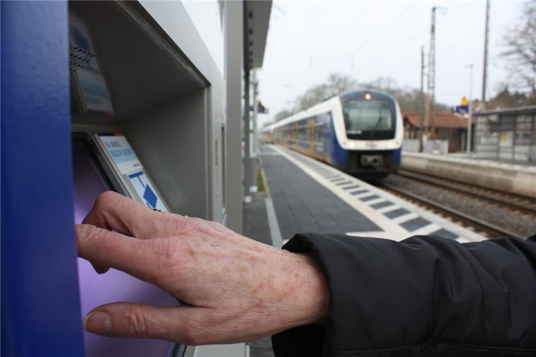Ärger mit der Nordwestbahn: Fahrkartenautomat schlägt Unsinnsroute vor Der Automat schlägt einen unsinnigen Zwischenhalt vor - der den Fahrgast mehr kostet. Foto Gehrke