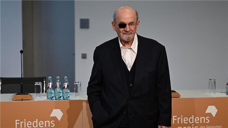 Rushdie auf der Buchmesse: besorgt und dennoch gut gelaunt Der Autor Salman Rushdie kommt auf der Frankfurter Buchmesse zu einer Pressekonferenz.