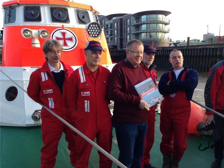 Zahnarzt setzt Seenotrettern ein Denkmal Der Autor Sven Claußen präsentiert mit den Seenotrettern aus Bremerhaven das neue buch "Die Seenotretter". Foto Meier