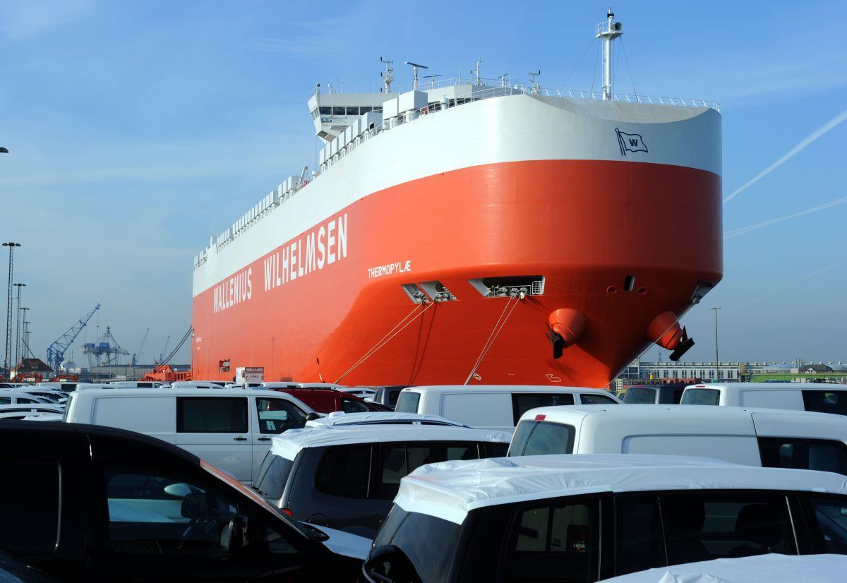 Druck auf Rot-Grün-Rot: Der Autoterminal gehört zu den Hafenbereichen, in denen die Stadt Bremen das Sagen hat. CDU und FDP fordern, dass diese Hoheitsrechte an Bremerhaven übertragen werden.