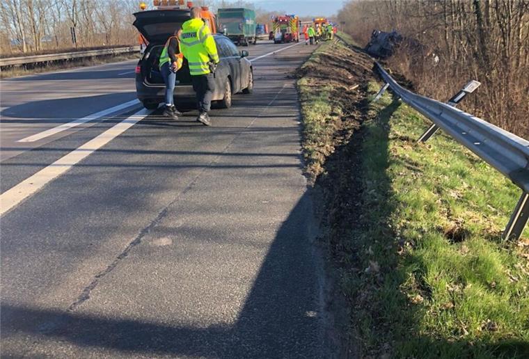 A 27: Autotransporter rutscht in Seitenraum - Sperrung Bild vom Unfall