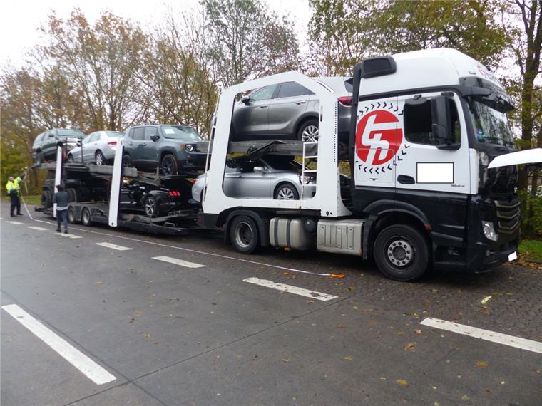 Polizei zieht unsicheren Autotransporter auf der A27 aus dem Verkehr Der Autotransporter hatte nach Angaben der Polizei ein Fahrzeug zu viel geladen. Doch das war nicht das einzige Problem.