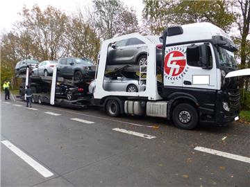 Der Autotransporter hatte nach Angaben der Polizei ein Fahrzeug zu viel geladen. Doch das war nicht das einzige Problem.