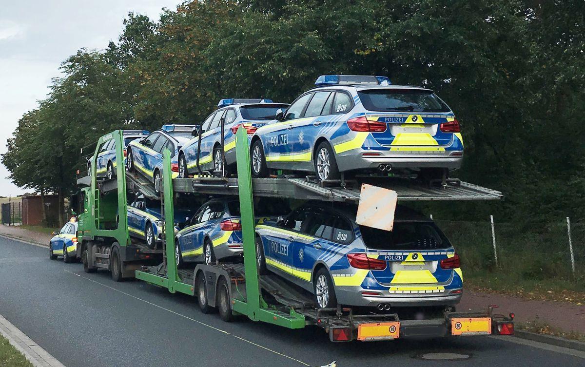 Der Autotransporter mit neuen Funkstreifenwagen für die Polizei in Bayern wurde auf der A27 gestoppt. 