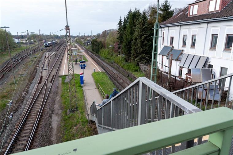 Bremerhaven: Bahnhof Wulsdorf wird fit gemacht Der Bahnsteig in Bremerhaven-Wulsdorf soll verkürzt, erhöht und besser ausgeleuchtet werden. Außerdem wird es neben der erneuerten Treppenanlage auch einen Fahrstuhl auf den Bahnsteig geben.