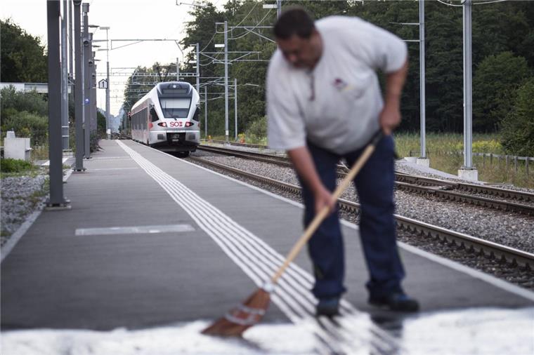 Mann greift Mitreisende im Zug mit Messer an Der Bahnsteig in Salez, Schweiz, wird gereinigt, nachdem ein Mann entzündliche Flüssigkeit über einer Frau ausgeschüttet und angezündet hatte.