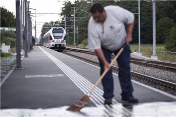 Der Bahnsteig in Salez, Schweiz,  wird gereinigt, nachdem ein Mann entzündliche Flüssigkeit über einer Frau ausgeschüttet und angezündet hatte.