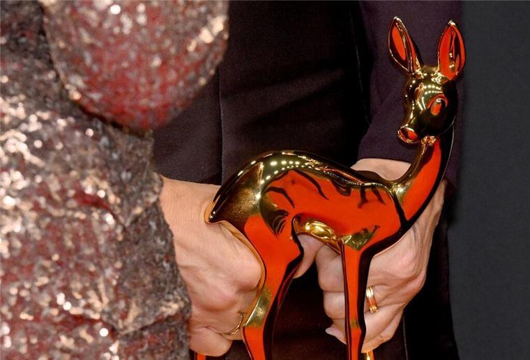 Glanz, Glamour und Politik bei den Bambis Der Bambi wird von Hubert Burda Media seit 1948 vergeben.