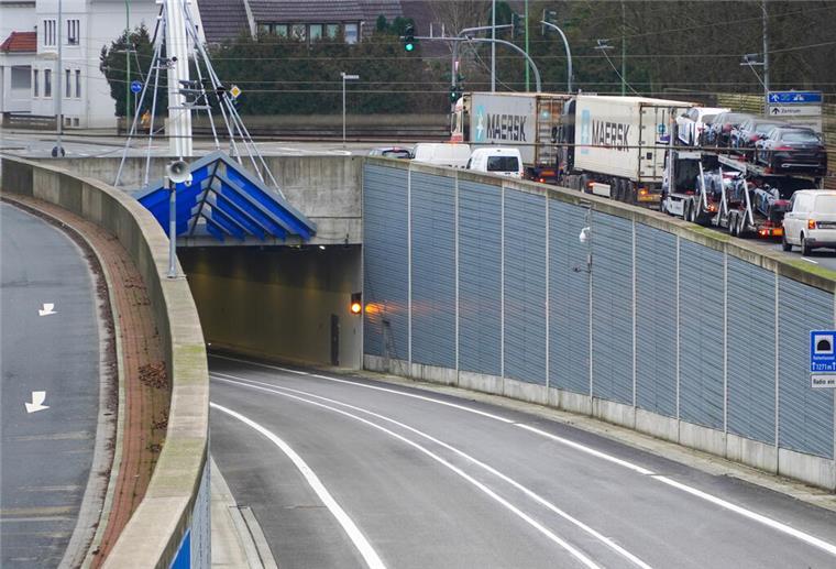 Steuergeldverschwendung in Niedersachsen und Bremen Einfahrt zum Hafentunnel