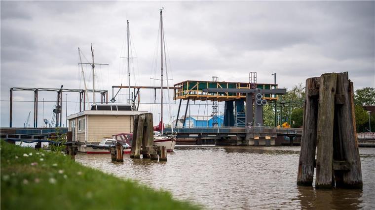 Der Bau einer zweiten Eisenbahnklappbrücke in Emden ist einer Machbarkeitsstudie der Bahn zufolge technisch möglich. (Archivbild)