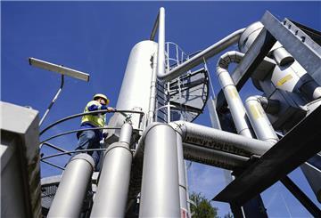 Ein Mitarbeiter steht auf dem Gelände eines Gasspeichers auf einer Absorber-Anlage.