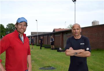 "Der Bauer und das Beast": Joost Wopereis (links) und Michael Taylor sind die treibenden Kräfte des Bauernhof-Bootcamps in Abbehausen.