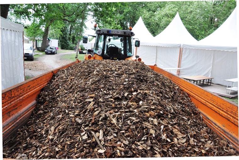 Schlusspurt für Garten & Ambiente in Nordenham Der Bauhof der Stadt Nordenham hat gestern große Mengen Schredder in den Park gebracht.